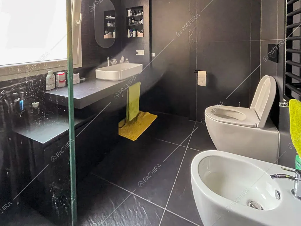 Bagno con pavimento e pareti nere dell'appartamento Terfezia, location in stile contemporaneo a Roma