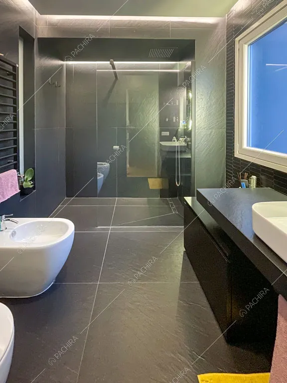 Bagno con pavimento e pareti nere dell'appartamento Terfezia, location in stile contemporaneo a Roma