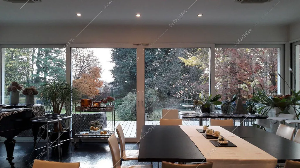 Zona living con grandi vetrate della villa Chalbi, location in stile moderno a Torino