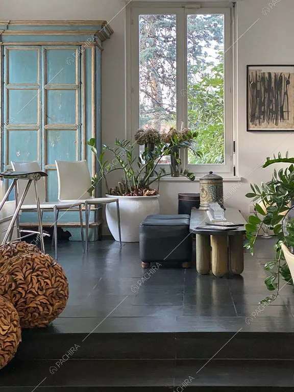 Zona living con pavimento nero della villa Chalbi, location in stile moderno a Torino