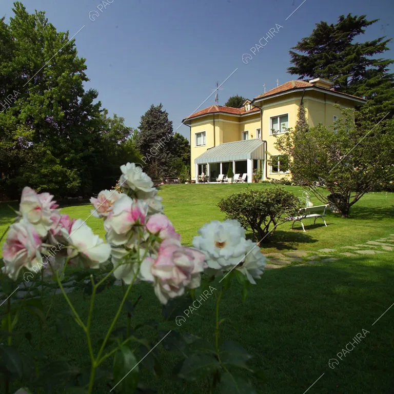 Vista sugli esterni gialli dal giardino della villa Chalbi, location in stile moderno a Torino