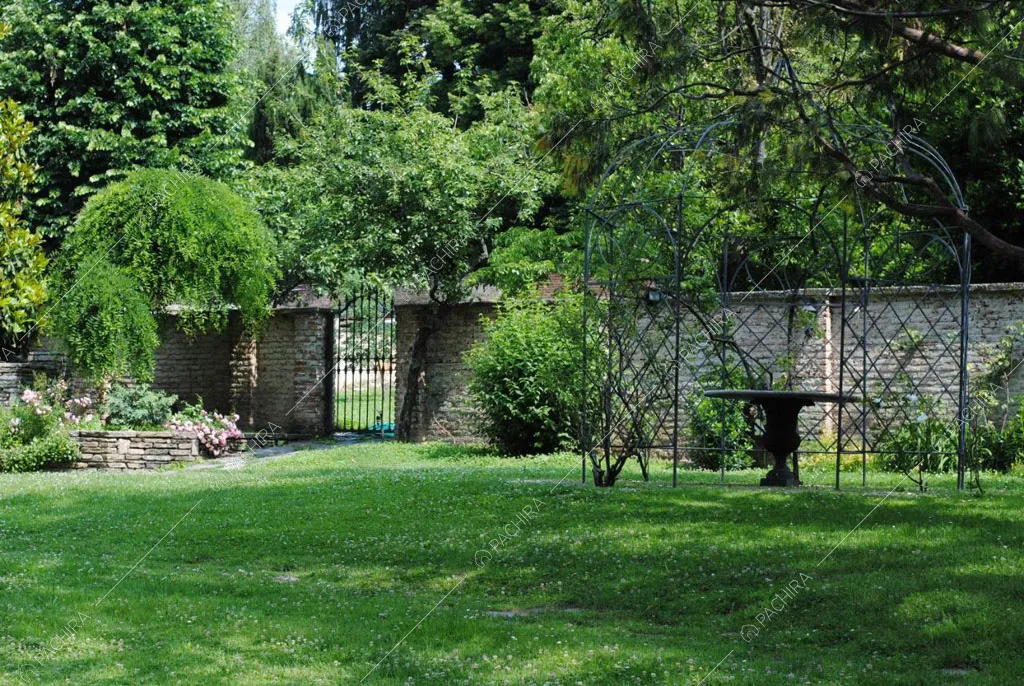 Giardino con gazebo della villa Chalbi, location in stile moderno a Torino