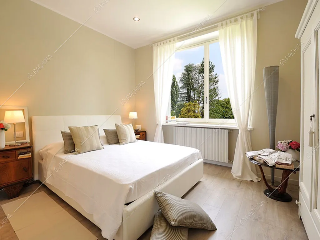 Pavimento in parquet nella camera da letto della villa Chalbi, location in stile moderno a Torino