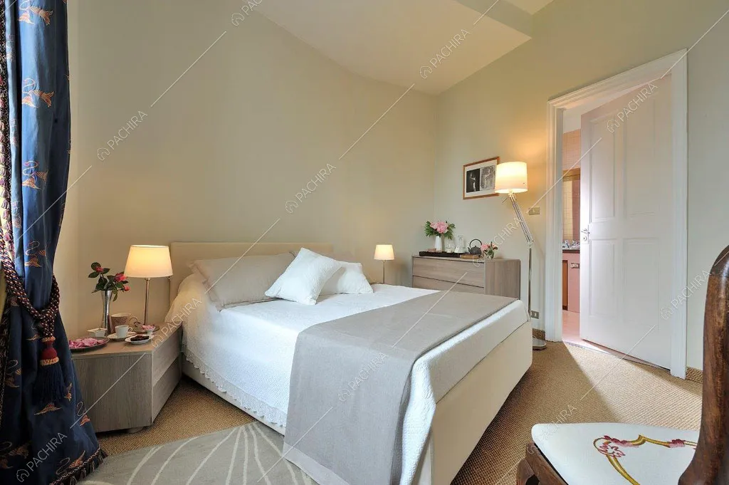 Camera da letto matrimoniale con pavimento in moquette della villa Chalbi, location in stile moderno a Torino