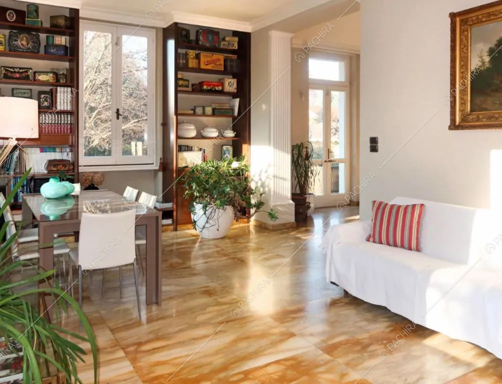 Pavimento in marmo nella sala della villa Chalbi, location in stile moderno a Torino