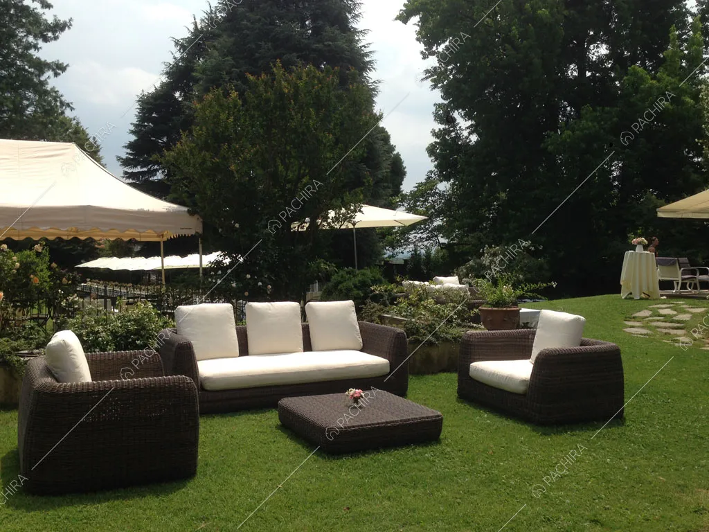 Salotto da esterno del giardino della villa Chalbi, location in stile moderno a Torino