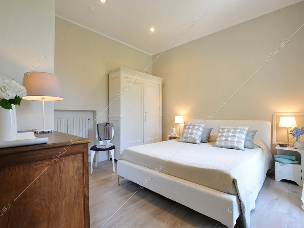 Pareti beige della camera da letto matrimoniale della villa Chalbi, location in stile moderno a Torino
