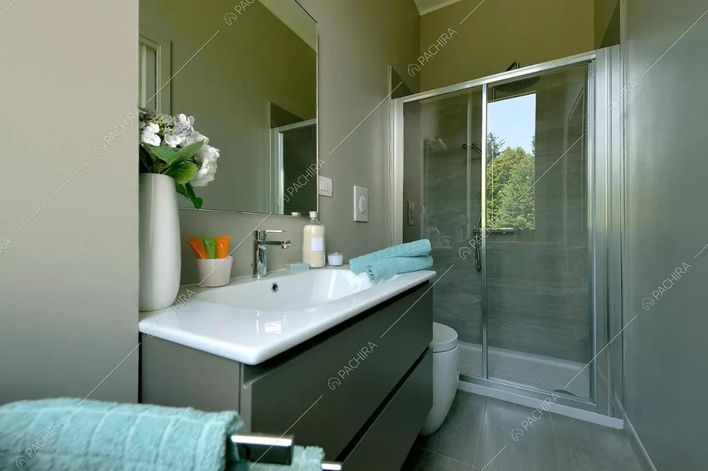 Box doccia nel bagno della villa Chalbi, location in stile moderno a Torino