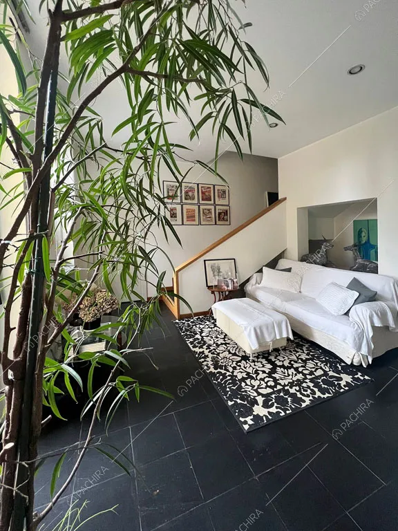 Sala con pavimento nero della villa Chalbi, location in stile moderno a Torino