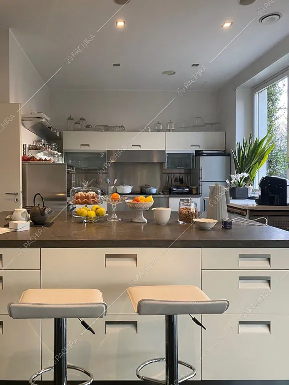 Isola con sgabelli della cucina della villa Chalbi, location in stile moderno a Torino