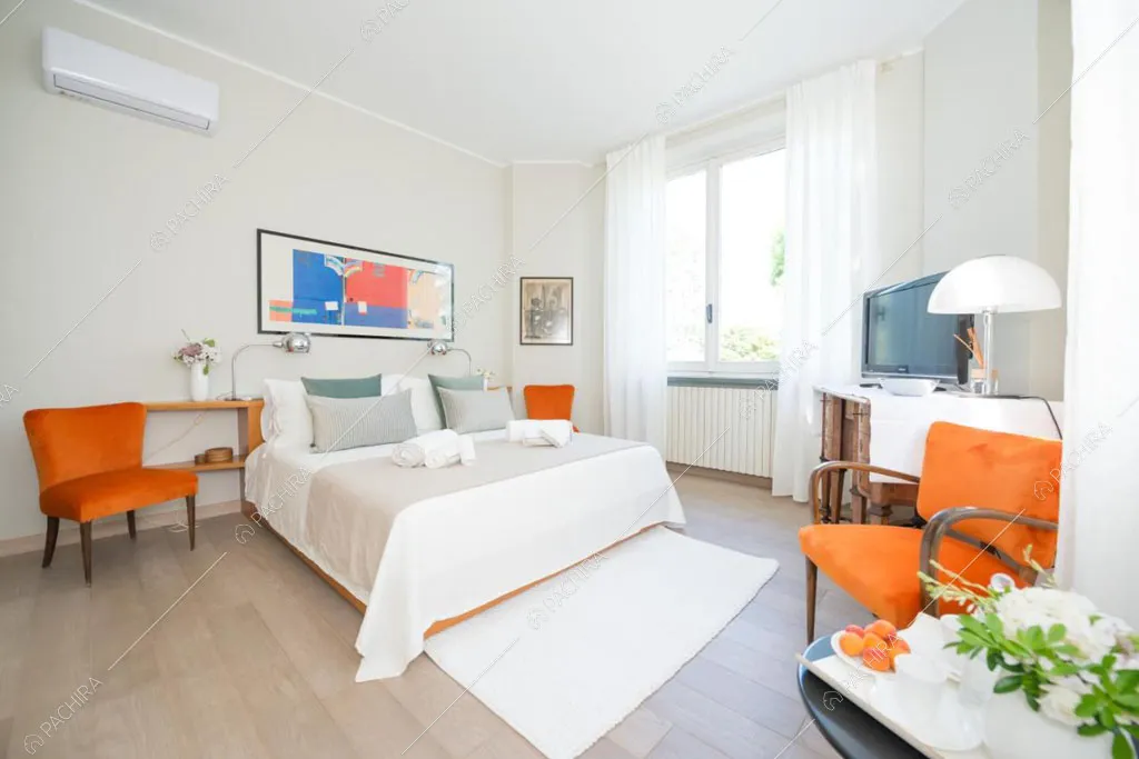 Camera da letto matrimoniale della villa Chalbi, location in stile moderno a Torino