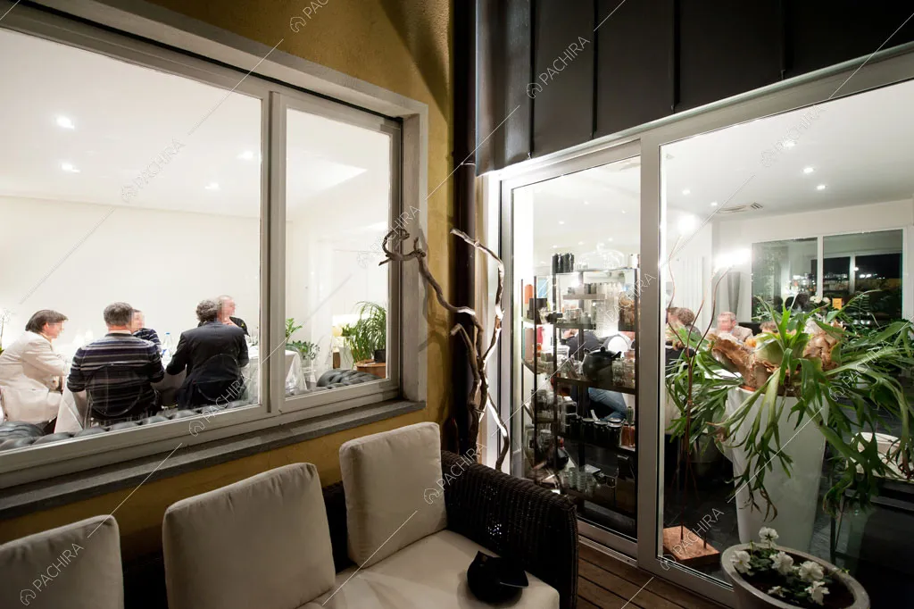 Vetrate della zona living della villa Chalbi, location in stile moderno a Torino