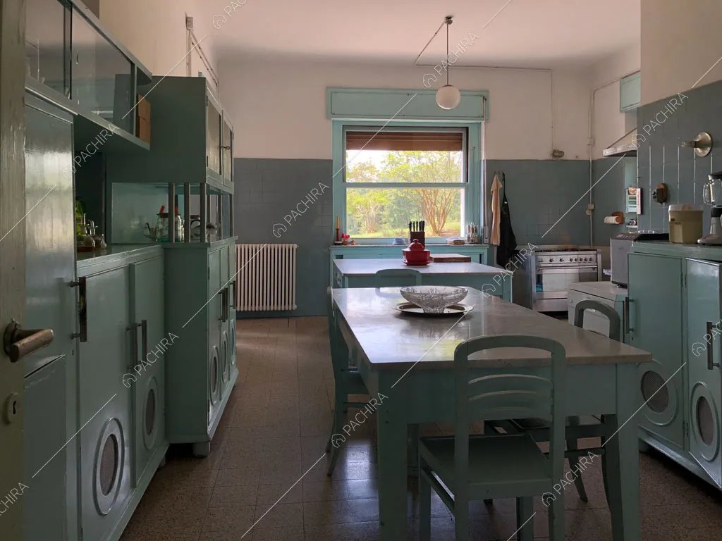 Cucina azzurra della villa Marin, location in stile classico a Varese