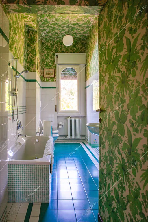 Bagno con carta da parati della villa Marin, location in stile classico a Varese
