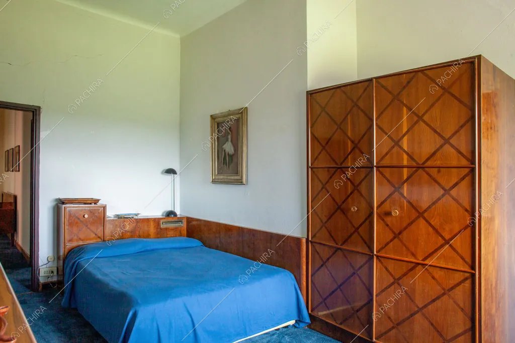 Moquette blu sul pavimento della camera da letto della villa Marin, location in stile classico a Varese
