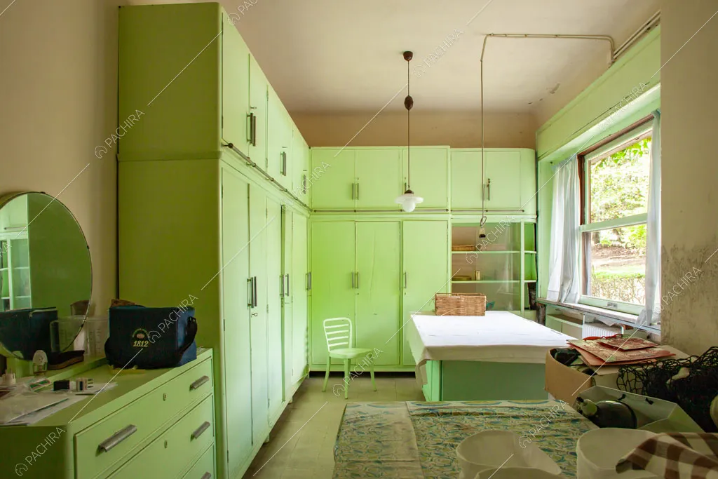Camera da letto con libreria verde della villa Marin, location in stile classico a Varese