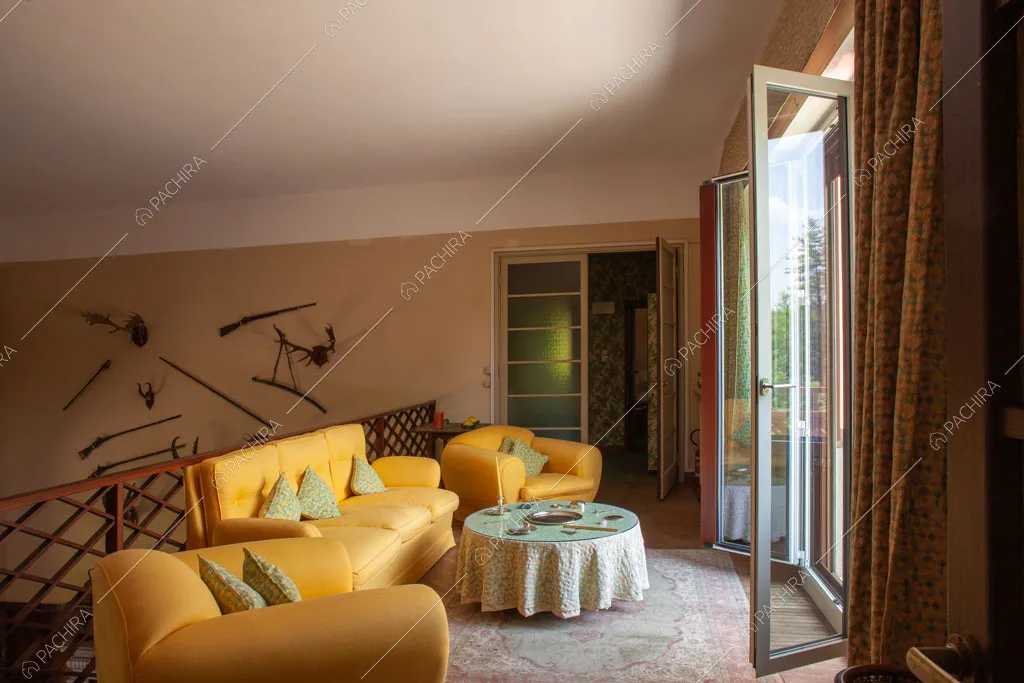 Divano gialli sul soppalco della villa Marin, location in stile classico a Varese