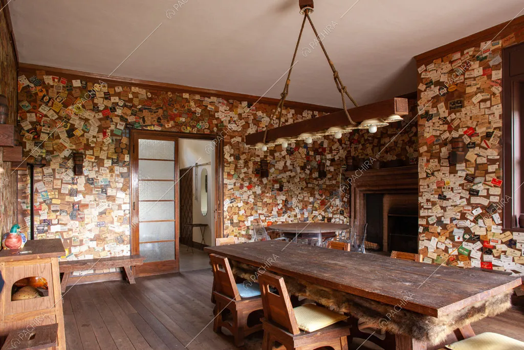 Sala da pranzo con pareti in legno con cartoline della villa Marin, location in stile classico a Varese