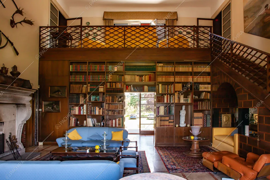 Libreria nel salotto della villa Marin, location in stile classico a Varese