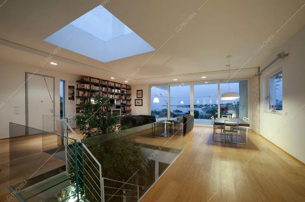 Sala da pranzo con pavimento in parquet della villa Garigliano, location in stile contemporaneo a Barletta-Andria-Trani