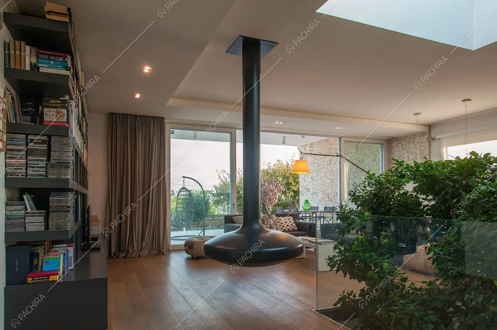 Camino sospeso nella sala della villa Garigliano, location in stile contemporaneo a Barletta-Andria-Trani