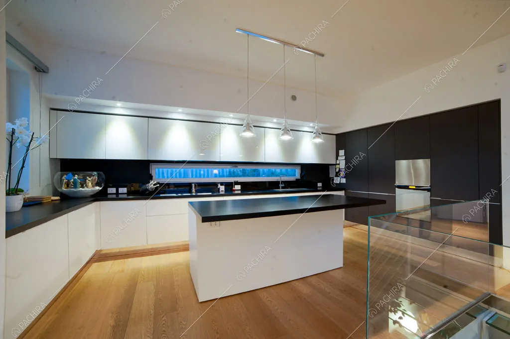 Cucina con isola della villa Garigliano, location in stile contemporaneo a Barletta-Andria-Trani