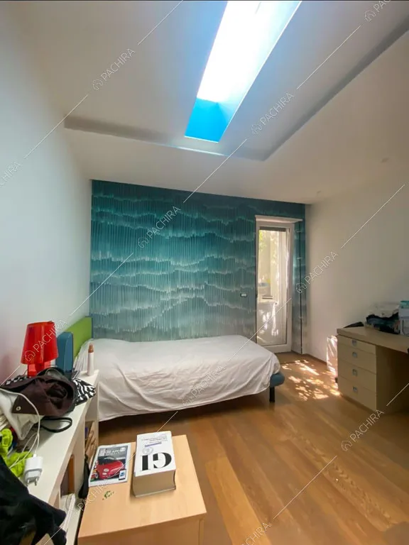 Camera da letto con pavimento in parquet della villa Garigliano, location in stile contemporaneo a Barletta-Andria-Trani
