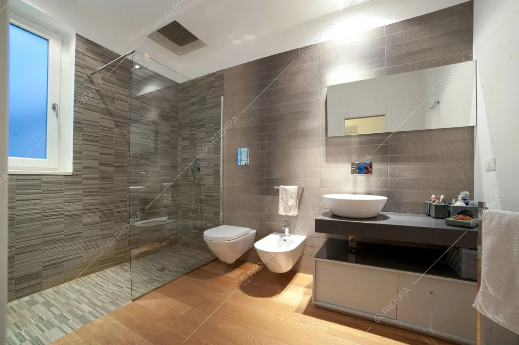 Bagno con box doccia della villa Garigliano, location in stile contemporaneo a Barletta-Andria-Trani