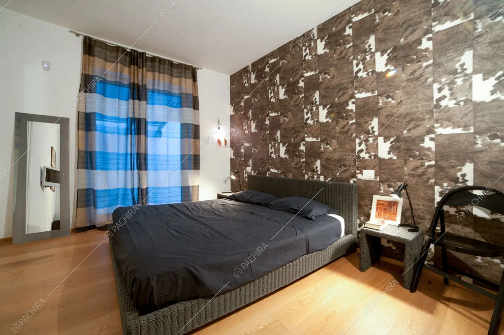 Camera da letto matrimoniale con carta da parati della villa Garigliano, location in stile contemporaneo a Barletta-Andria-Trani