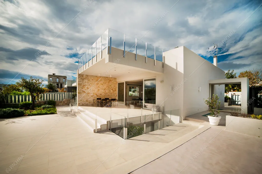 Esterni bianchi della villa Garigliano, location in stile contemporaneo a Barletta-Andria-Trani