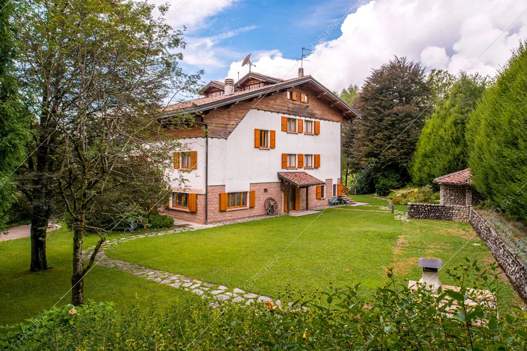 Giardino con vialetto dello chalet Betel, location in stile rustico a Lecco