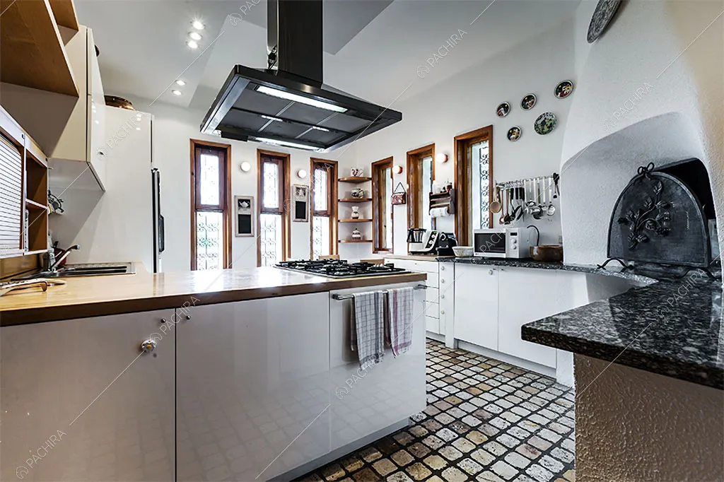 Cucina con fornelli a gas dello chalet Betel, location in stile rustico a Lecco