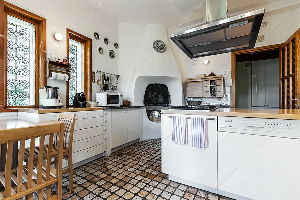 Pareti bianche della cucina dello chalet Betel, location in stile rustico a Lecco