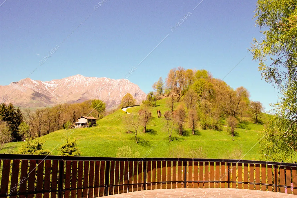 Vista sulle montagne dallo chalet Betel, location in stile rustico a Lecco
