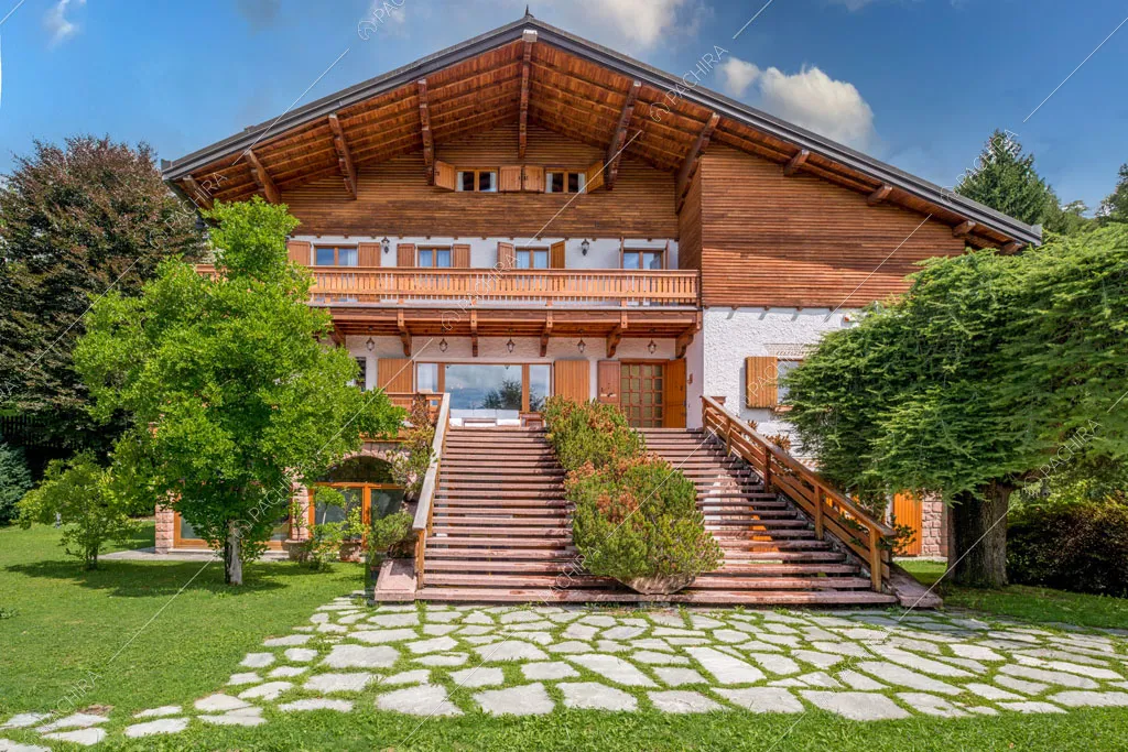 Esterni in legno dello chalet Betel, location in stile rustico a Lecco