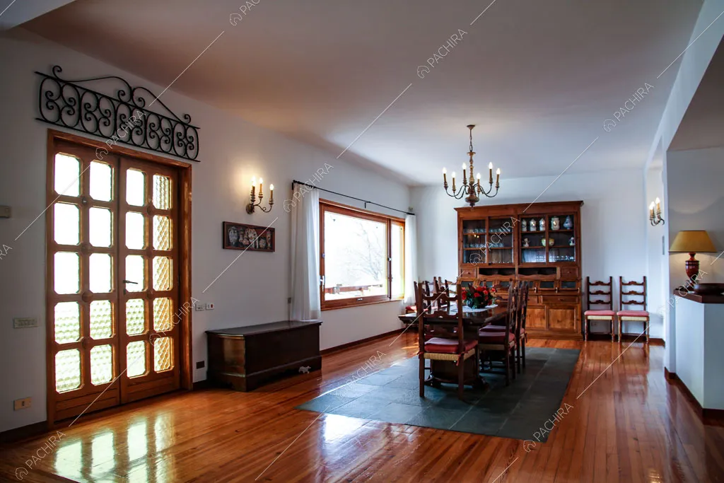 Sala da pranzo con pavimento in parquet dello chalet Betel, location in stile rustico a Lecco