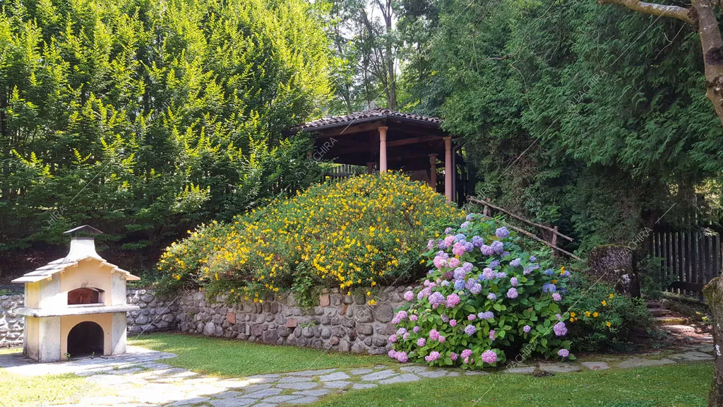 Giardino con patio dello chalet Betel, location in stile rustico a Lecco
