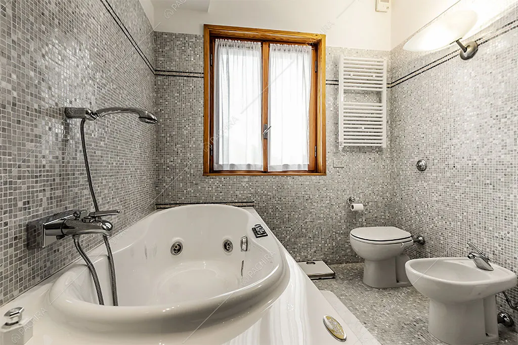 Vasca con idromassaggio nel bagno dello chalet Betel, location in stile rustico a Lecco
