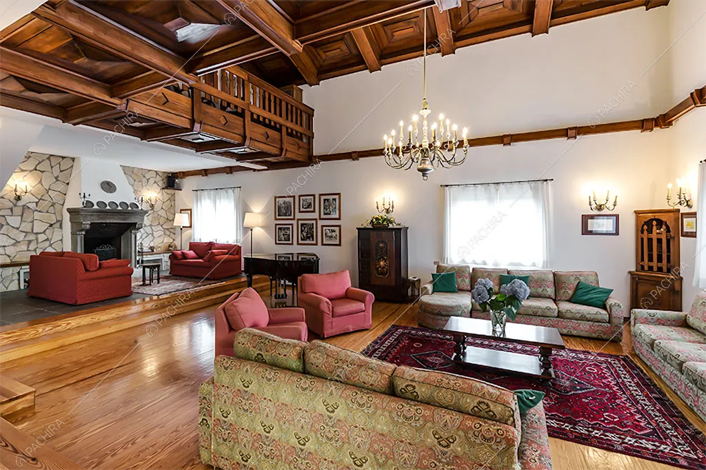 Camino nella sala dello chalet Betel, location in stile rustico a Lecco