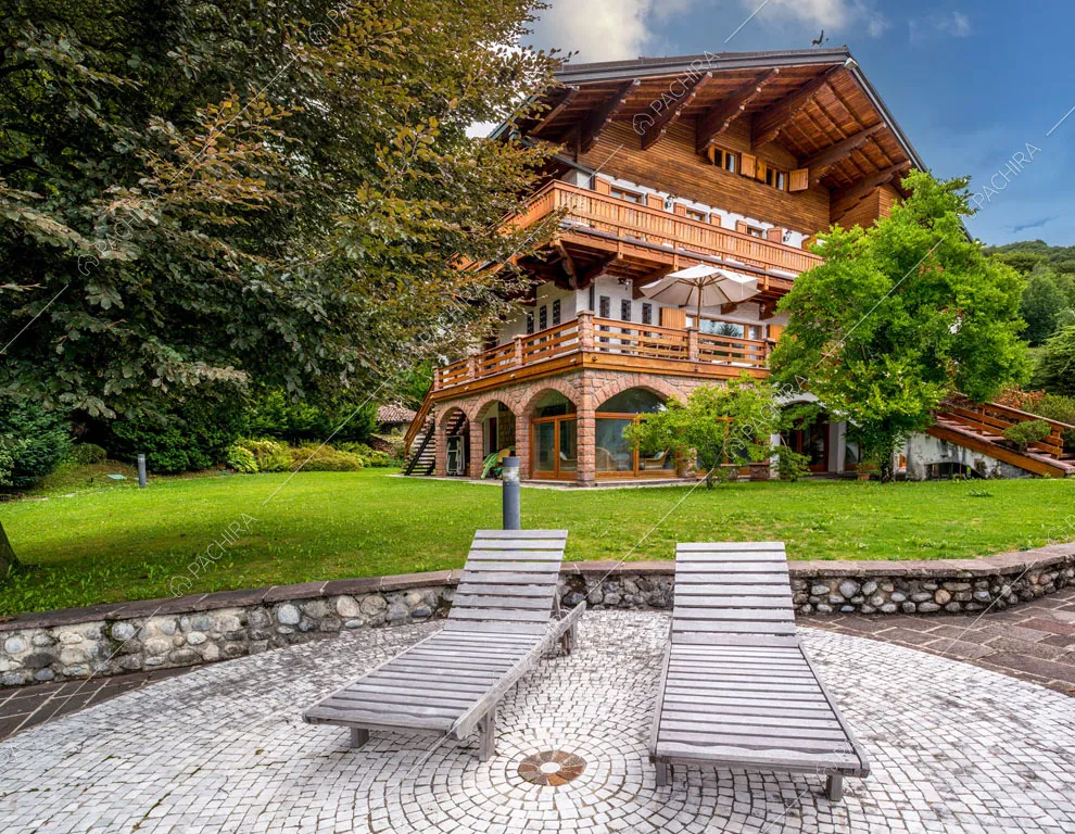 Giardino dello chalet Betel, location in stile rustico a Lecco