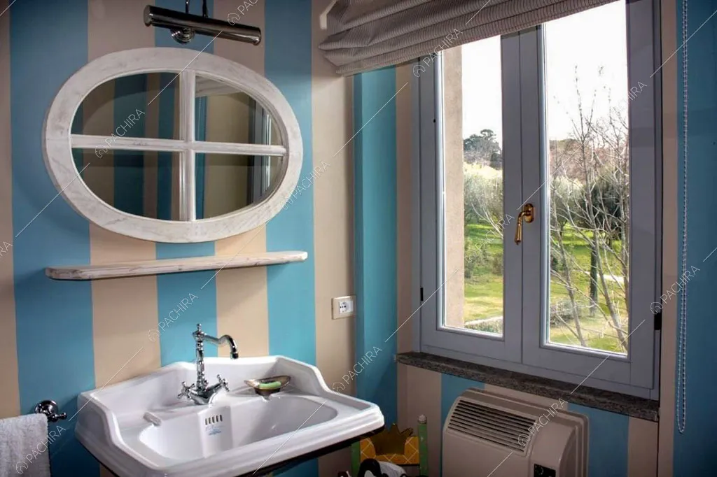 Bagno con vista sul giardino della villa Pieris, location in stile rustico a Roma