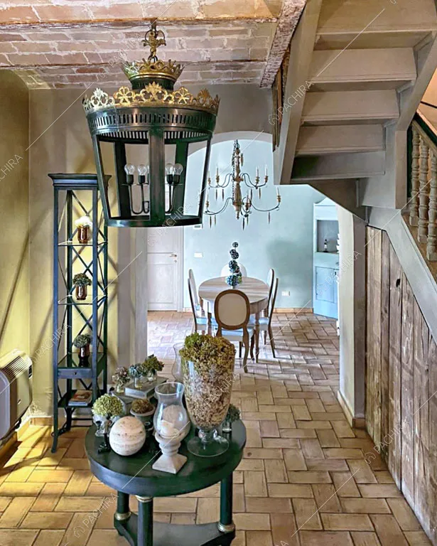 Mattoncini a vista sul soffitto dell'atrio della villa Pieris, location in stile rustico a Roma