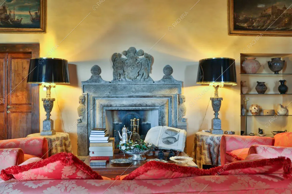 Camino nella sala con pareti gialle della villa Pieris, location in stile rustico a Roma