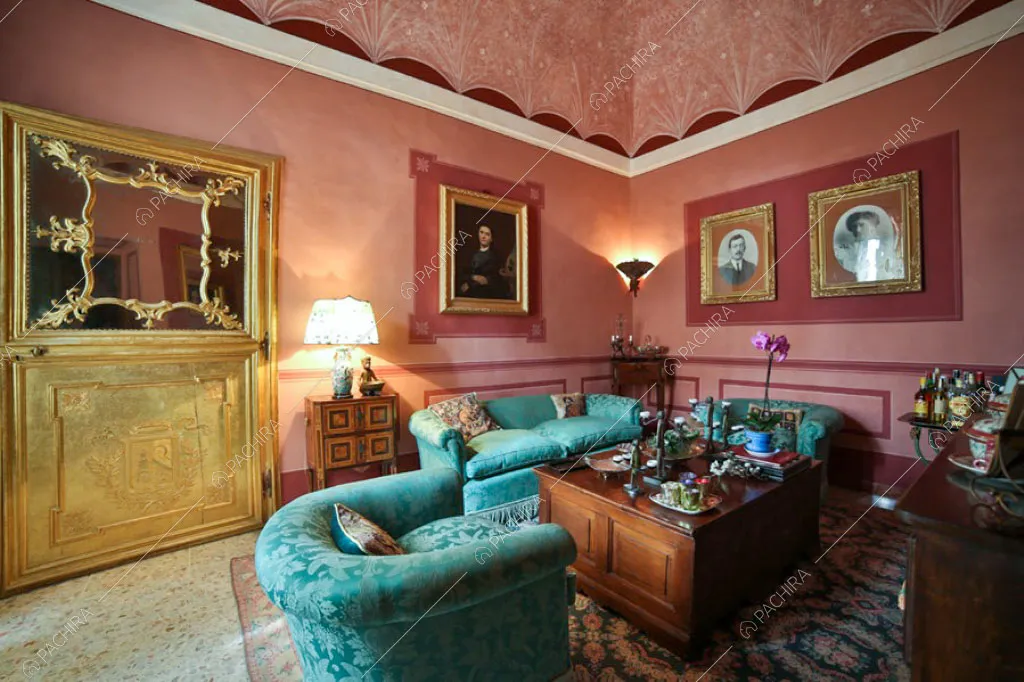 Sala con boiserie sulle pareti rosa della villa Pieris, location in stile rustico a Roma