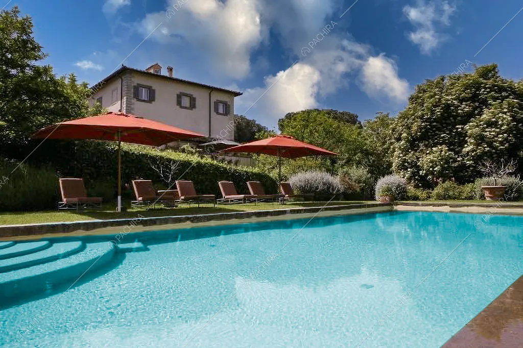 Grande piscina della villa Pieris, location in stile rustico a Roma