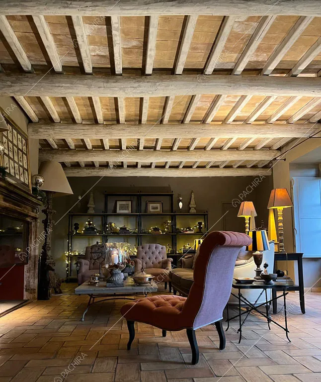 Sala con travi in legno a vista sul soffitto della villa Pieris, location in stile rustico a Roma