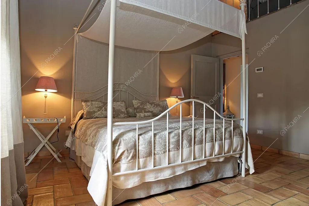 Letto a baldacchino nella camera della villa Pieris, location in stile rustico a Roma