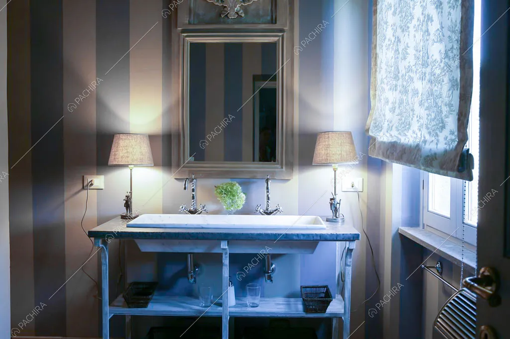 Bagno con pareti azzurre e bianche della villa Pieris, location in stile rustico a Roma