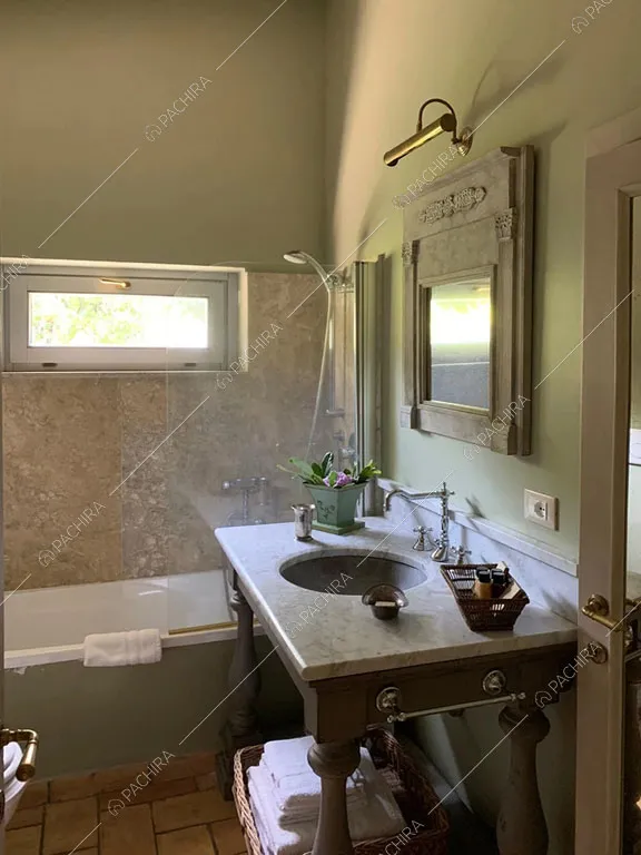 Vasca nel bagno della villa Pieris, location in stile rustico a Roma