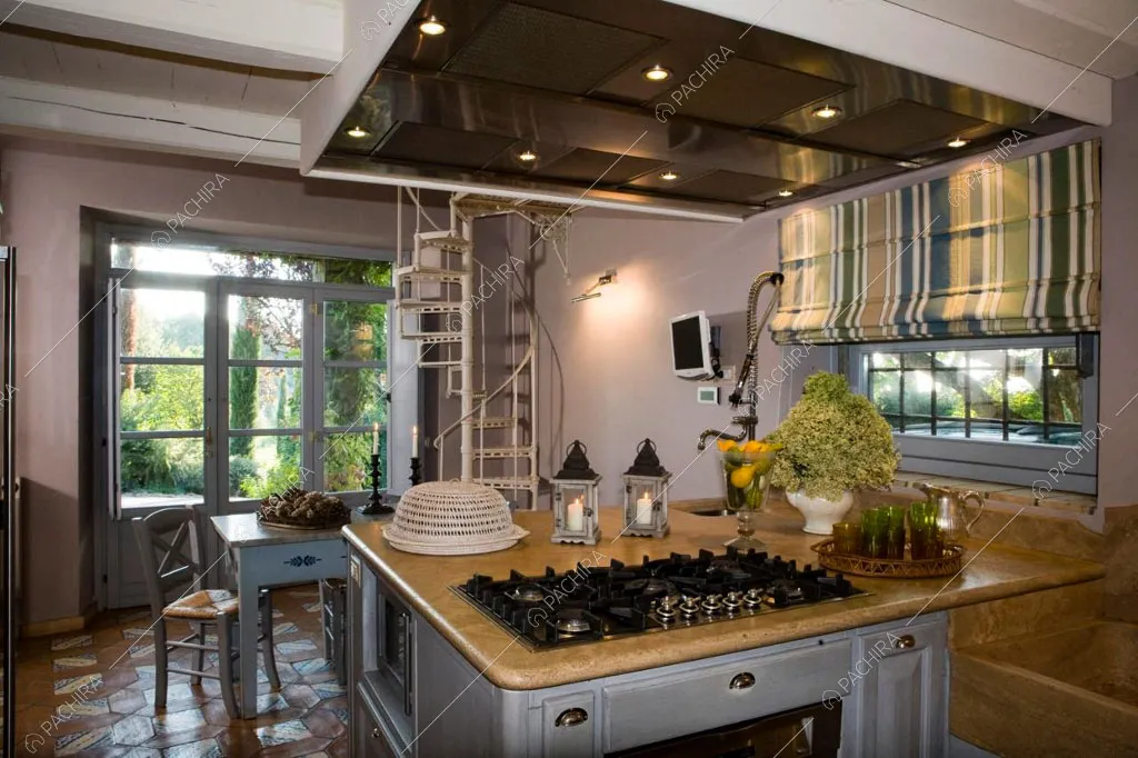 Cucina con fornelli a gas della villa Pieris, location in stile rustico a Roma